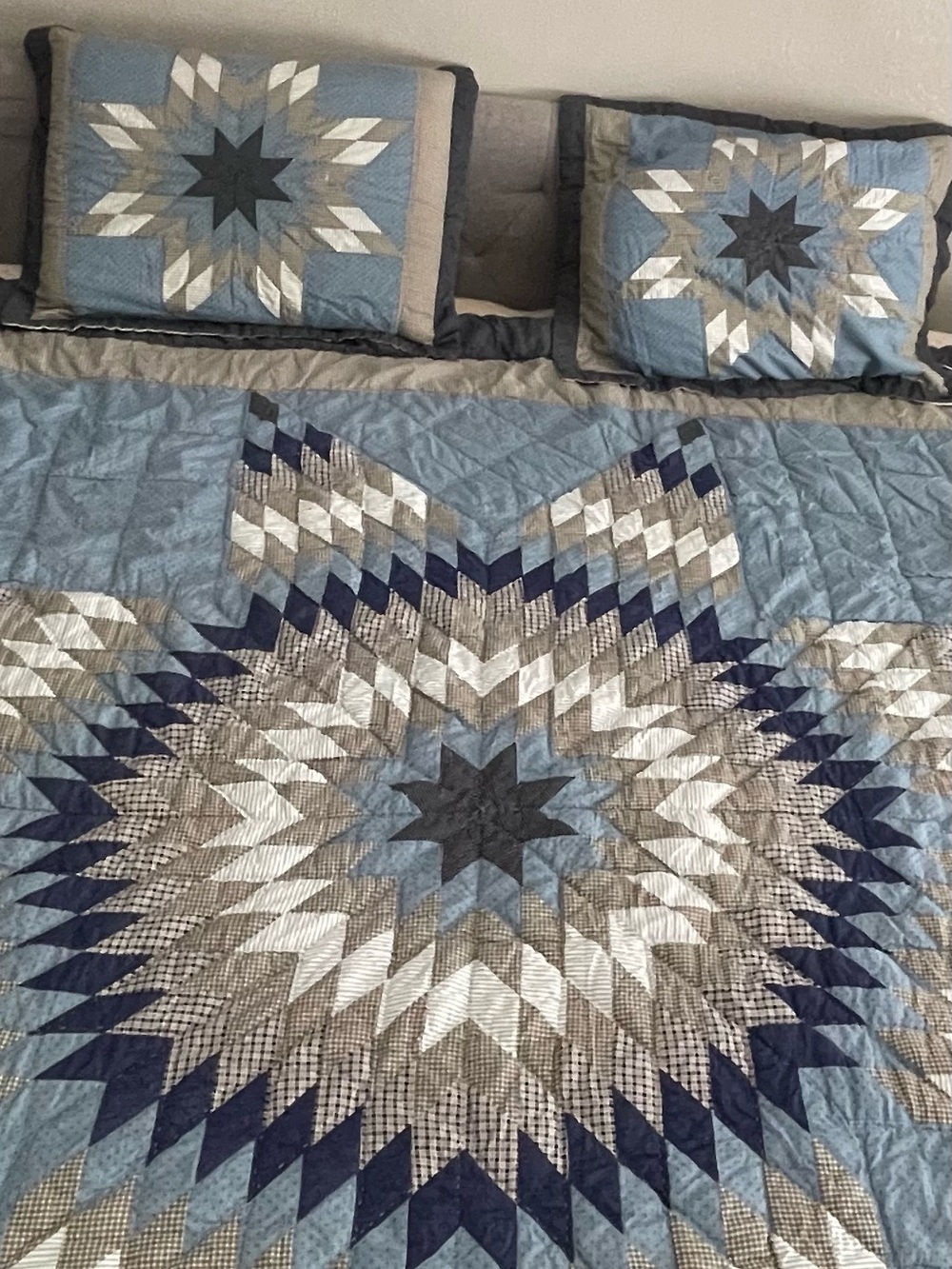 Queen/Full Quilt look alike comforter and shams